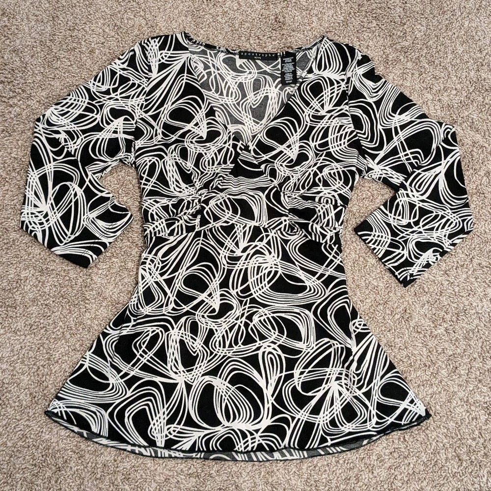 Black and white designs v-neck cynched waist stretchy long sleeve dress shirt
